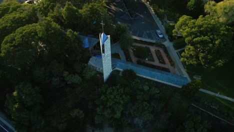 Vídeo-De-Drones-De-La-Capilla-De-Los-Caminantes-En-Palos-Verdes,-California,-En-Un-Día-Soleado