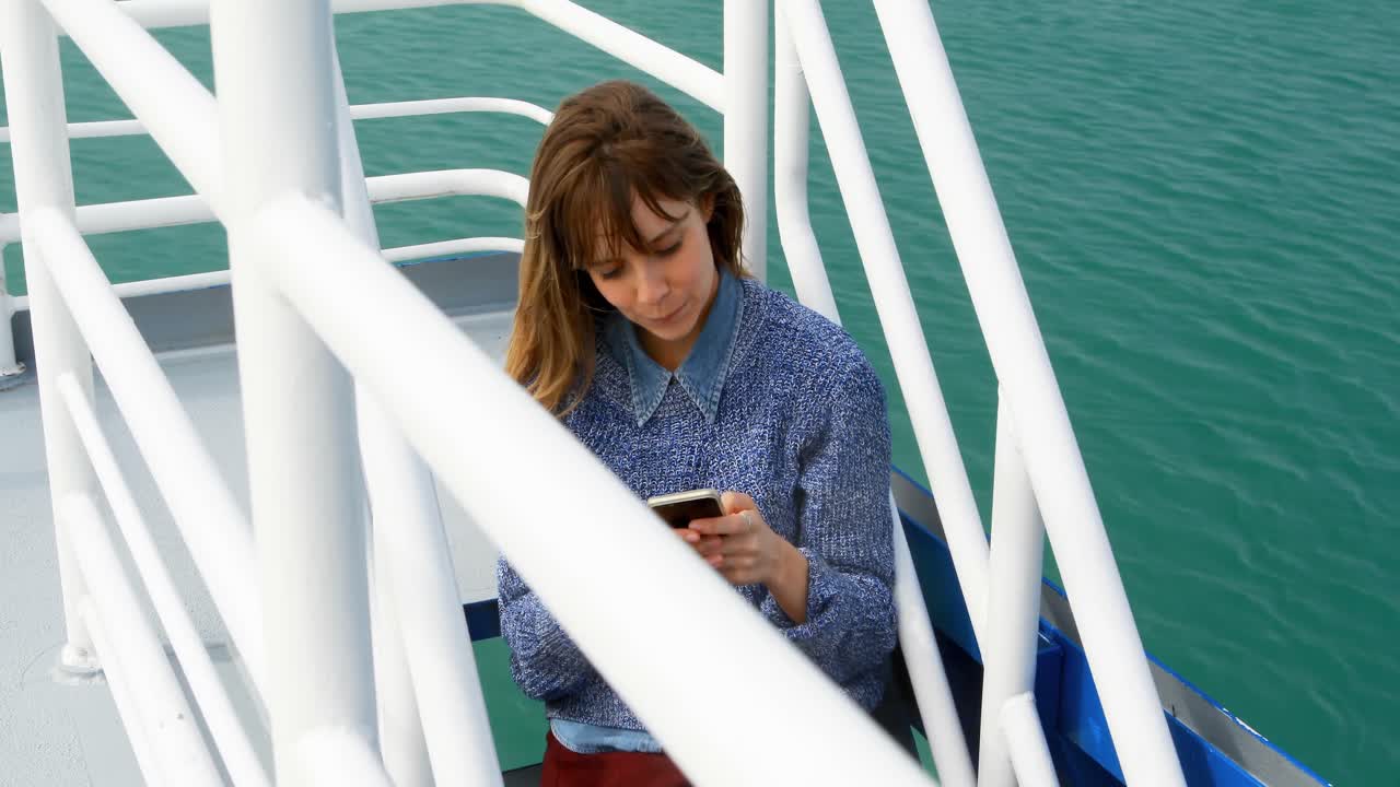mujer tomando una selfie con teléfono móvil mientras viaja en ferry 4k