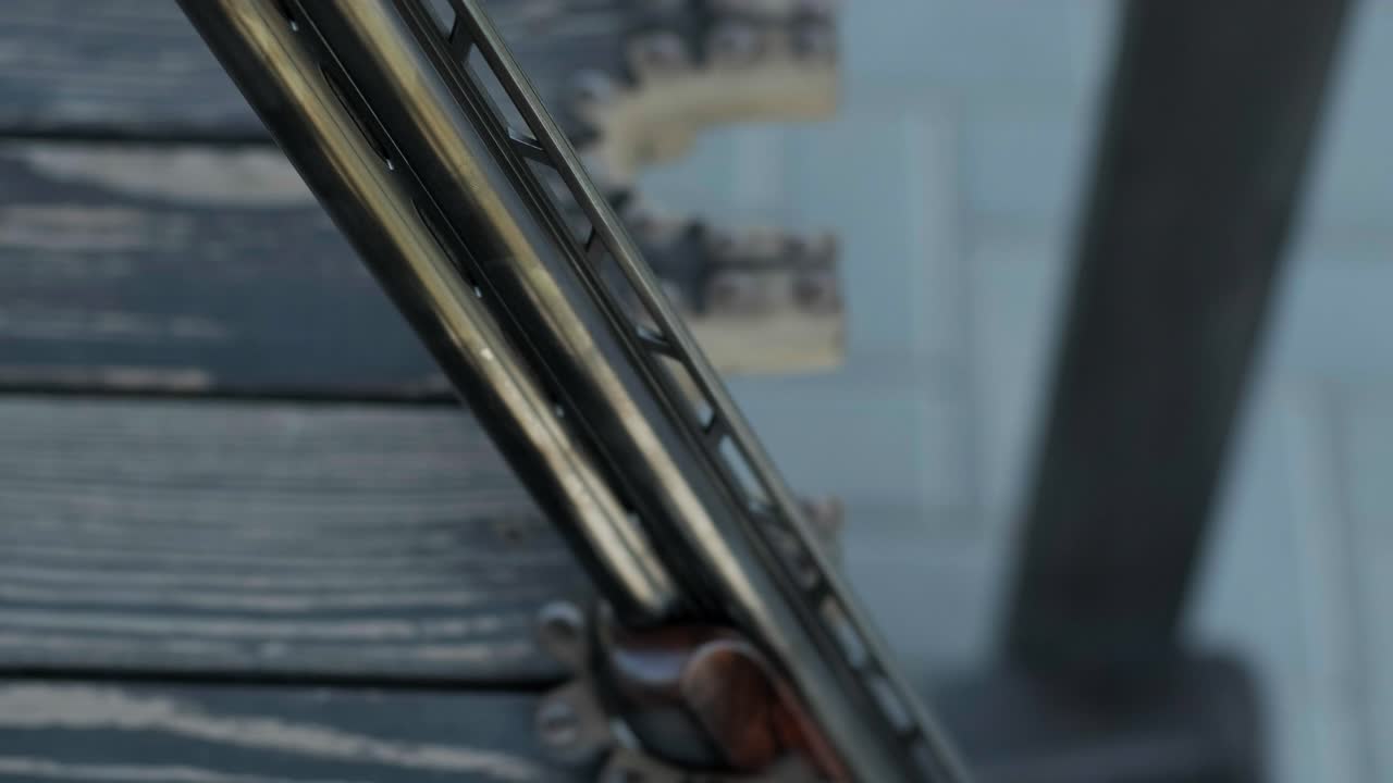 테이블에 있는 이중 배럴 건. 사격 테스트를 위한 스포츠 필드는 날아다니는 스케이트를 고 있습니다.