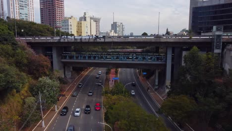 Dolly-En-Antena-Hacia-El-Puente-De-Sumare-Mientras-Un-Hombre-Hace-Un-Salto-En-Bungee-Pendular