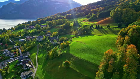 Eine-Umgekehrte-Aufnahme-Eines-Kleinen-Dorfes-In-Einer-Grünen-Landschaft-Auf-Einem-Hügel-Am-See-In-Österreich