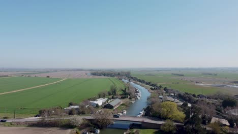 Fliegen-über-Eine-Brücke-An-Der-Zupfrinne