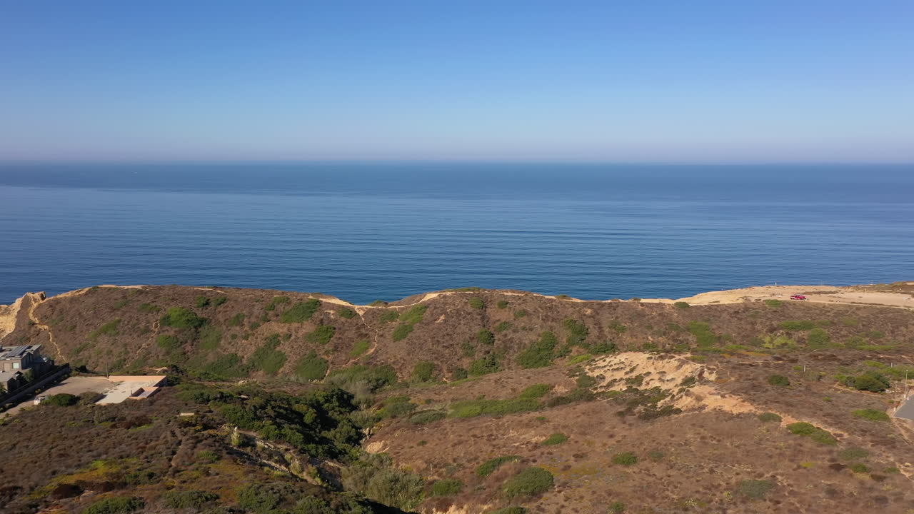 drone volando hacia torrey pines gliderport en acantilados sobre black's beach en la jolla, california - antena