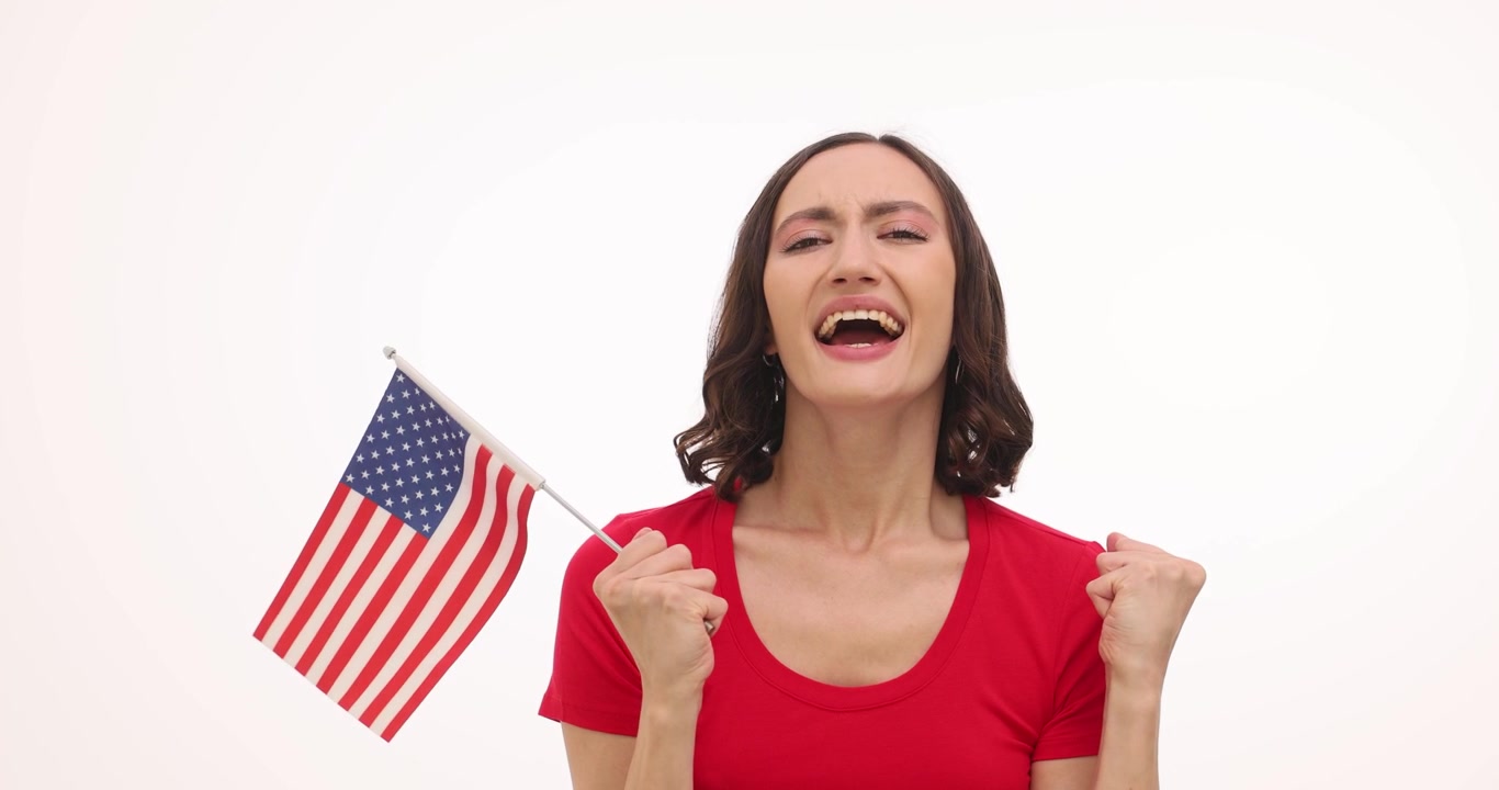 Donna allegra tiene una bandiera americana mostrando entusiasmo per la partita
