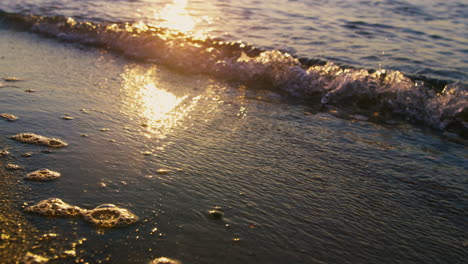 Tranquilas-Olas-Del-Mar-Salpicando-Arena-De-Playa-En-La-Mañana-Soleada.-Amanecer-Dorado-Reflejando