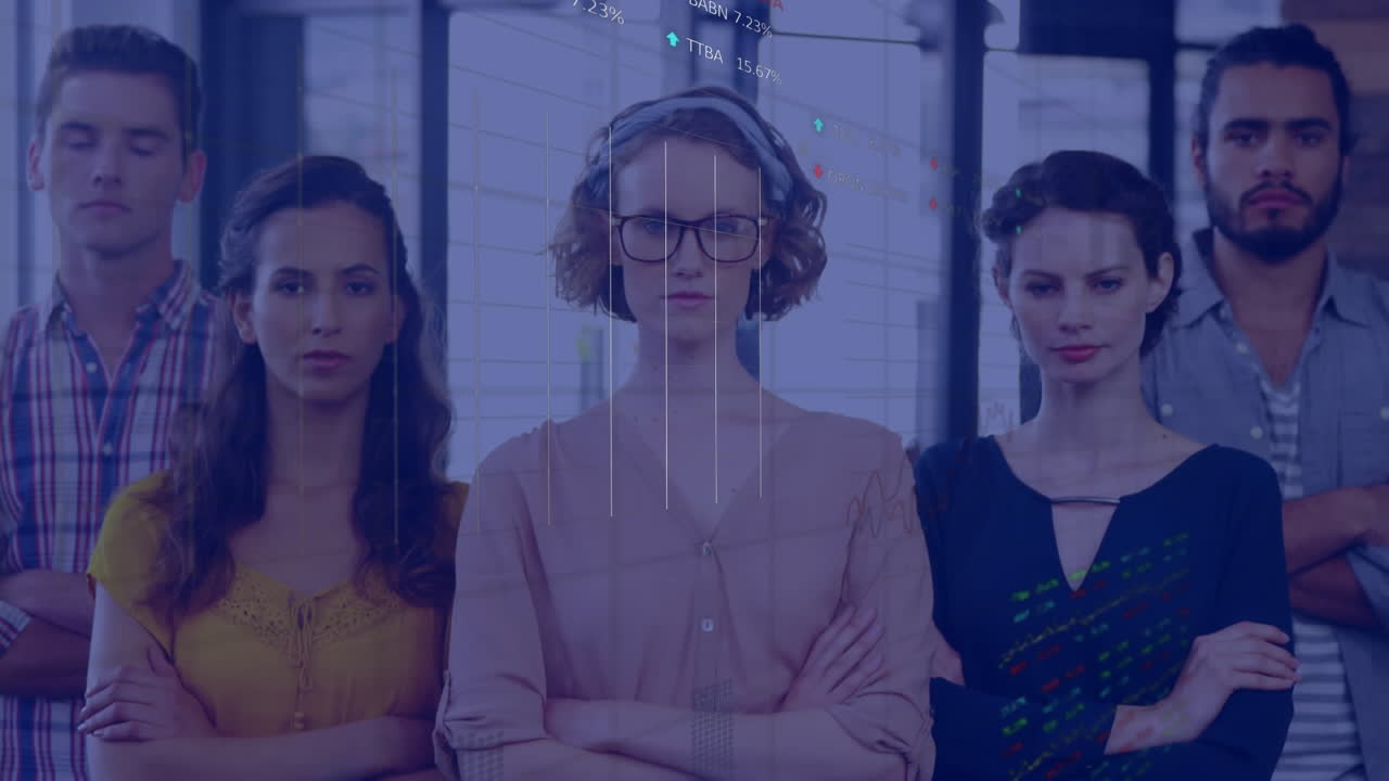 анимация обработки данных над различными деловыми людьми