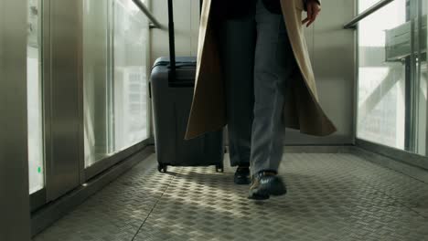 mujer caminando con una maleta en un ascensor