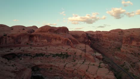 Tiro-Lento-Volando-Hacia-El-Hermoso-Arco-De-La-Corona-En-Moab,-Utah