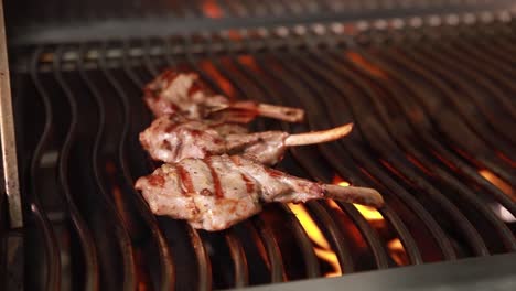 chuletas de cordero a la parrilla en una parrilla