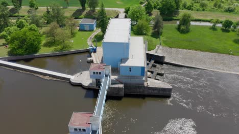 Drohnenaufnahme-Eines-Kleinen-Wasserkraftwerks-Am-Tschechischen-Fluss