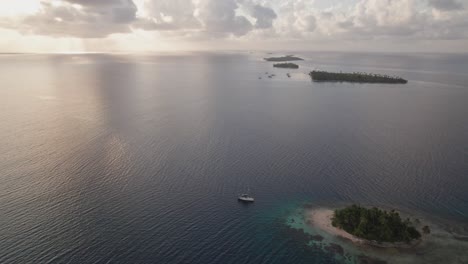 Drone-clip-of-a-sailboat-in-a-beautiful-sunset-in-San-Blas-islands-