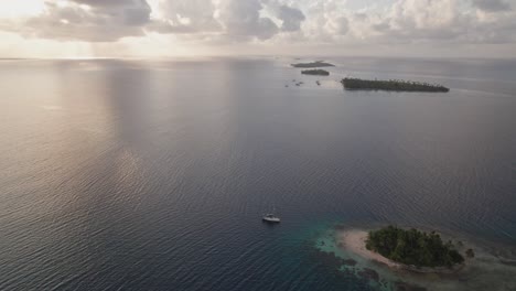 clip de un velero en una hermosa puesta de sol en las islas de san blas