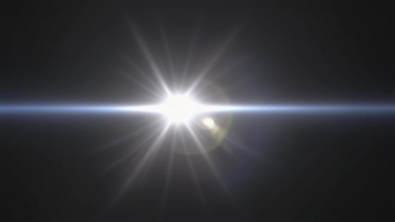 Bagliore dell'Obiettivo Bianco Brillante che si Muove su Sfondo Scuro