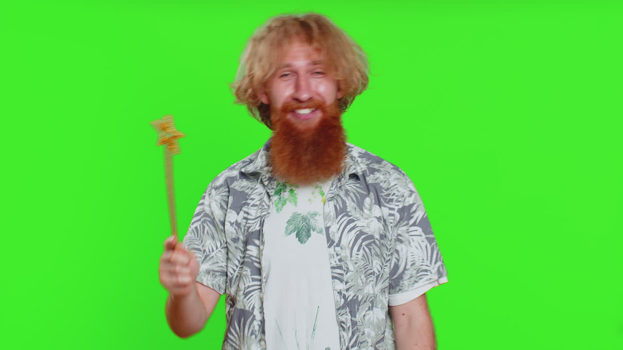 마술사 마녀 젊은 남자가 마법 지 ⁇ 이로 몸짓을 하며 소원을 실현하고, 마술사 주문을 던집니다.