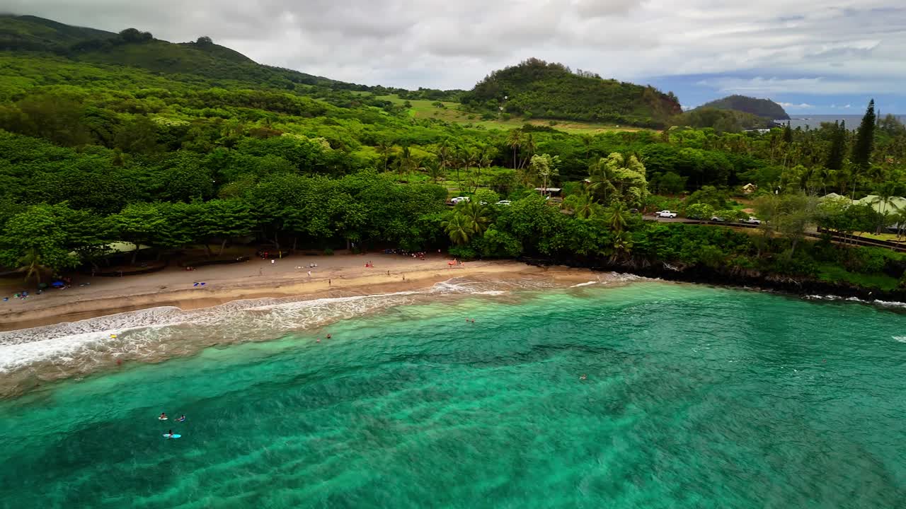 vistas aéreas de la playa de hamoa: el tranquilo paraíso de maui