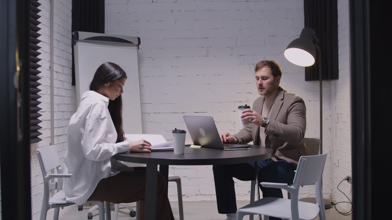 мужчина и женщина проводят деловую встречу в зале заседаний 2