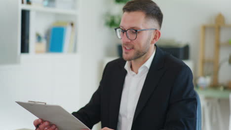 el jefe de la empresa recibe el informe financiero, satisfecho y orgulloso