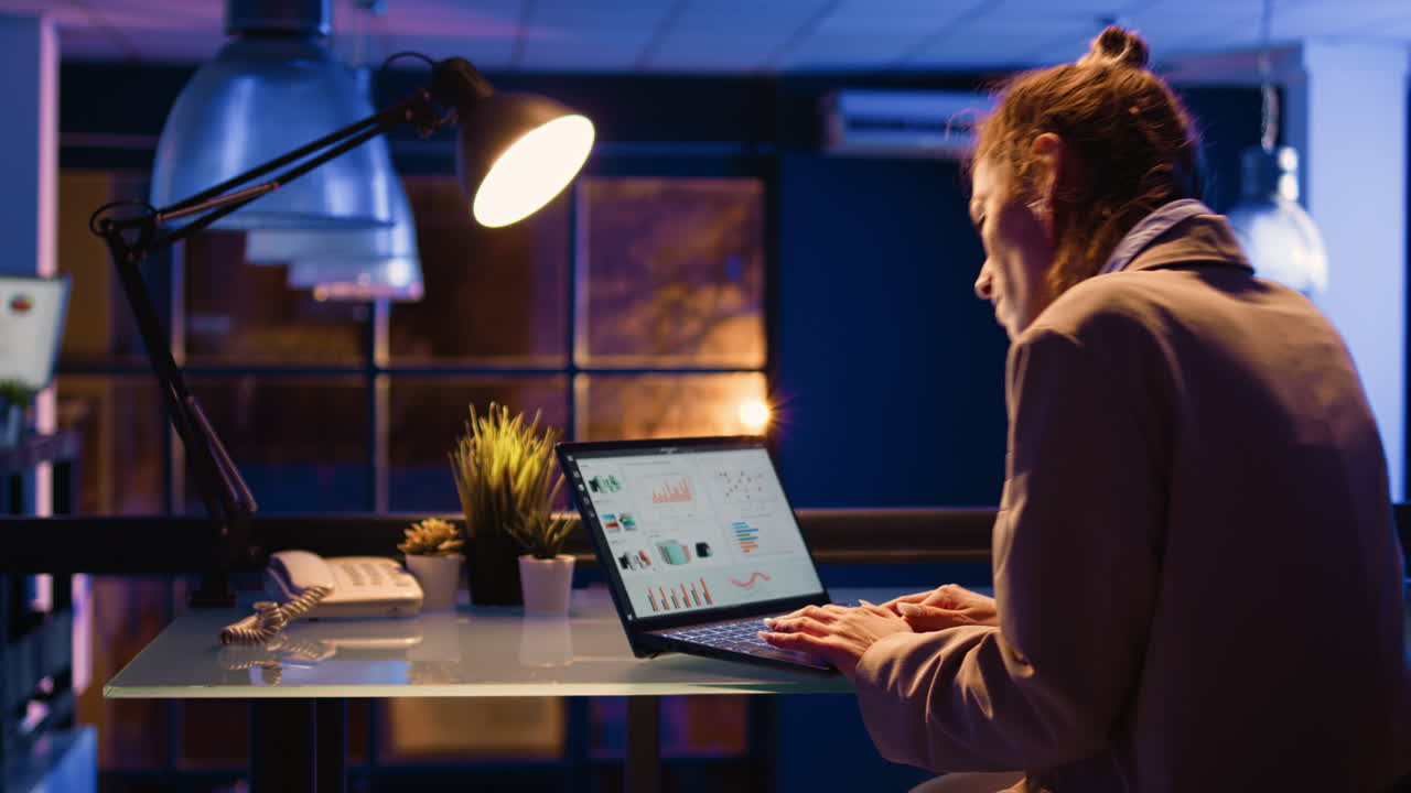 사무실에서 노트북으로 일하는 여자