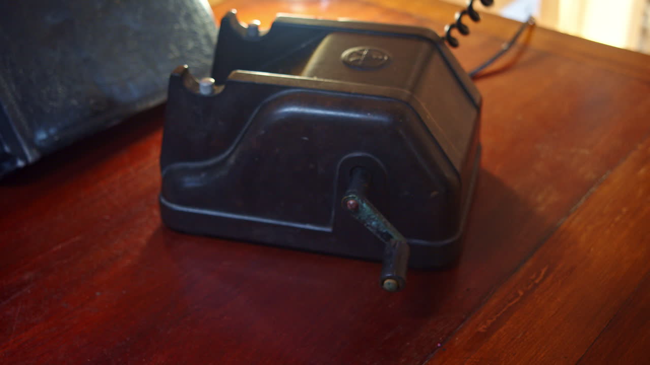 오래된 크랭크 전화에서 전화. 클로즈업 샷