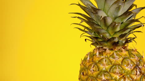 una piña entera madura en una superficie que gira lentamente