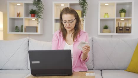 Die-Frau,-Die-Das-Geldkonto-Auf-Ihrem-Laptop-Sieht.