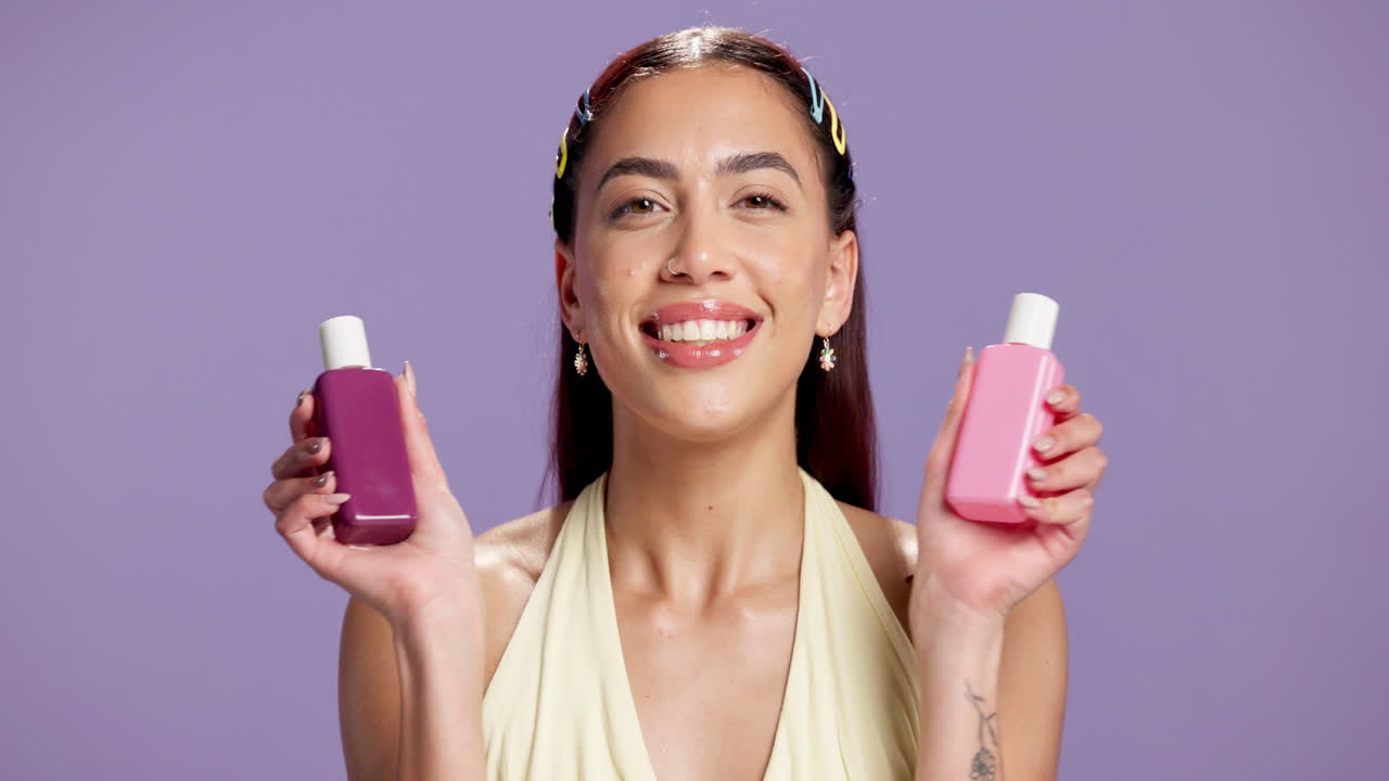 Mujer con productos de belleza