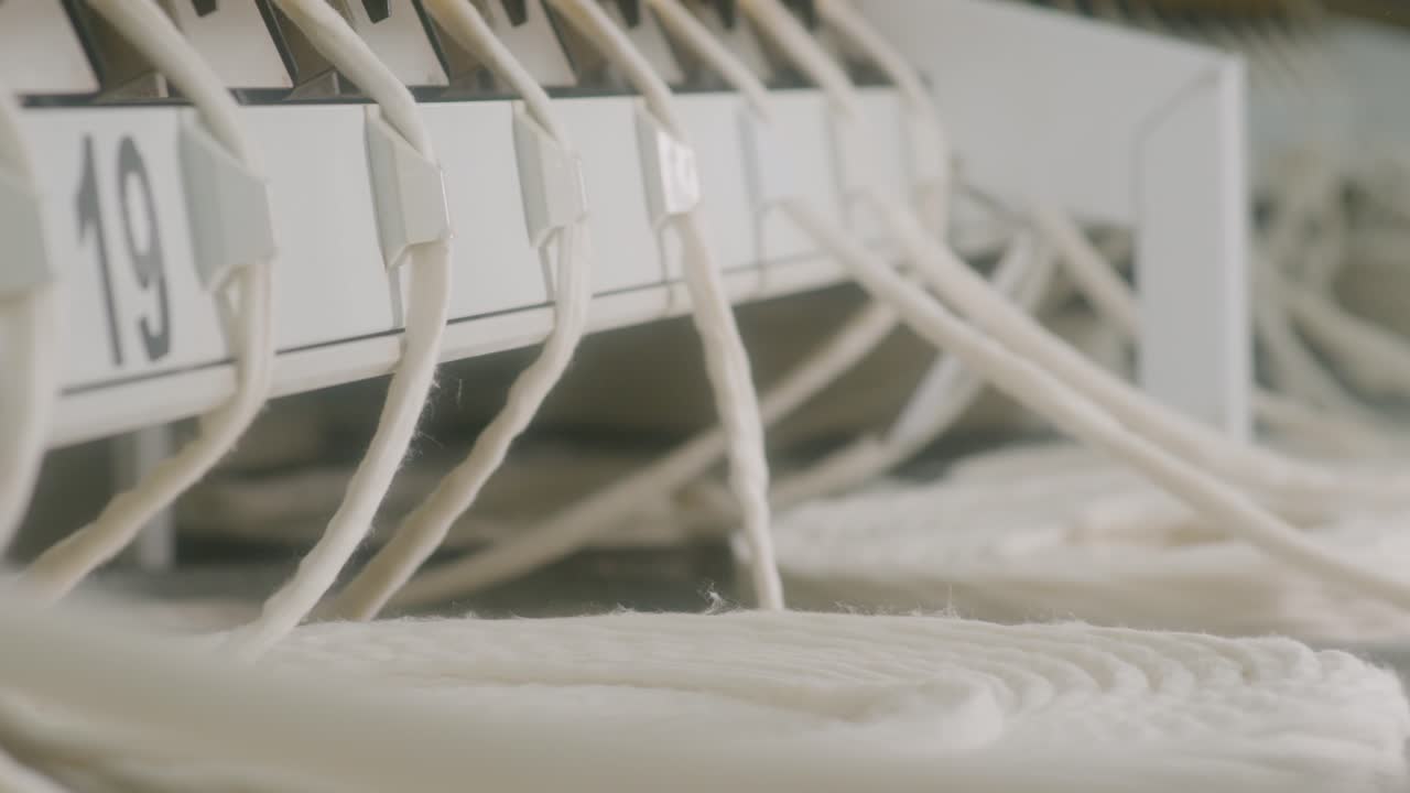 Close-up de Linha de Produção Industrial de Fibra de Algodão em Fábrica.