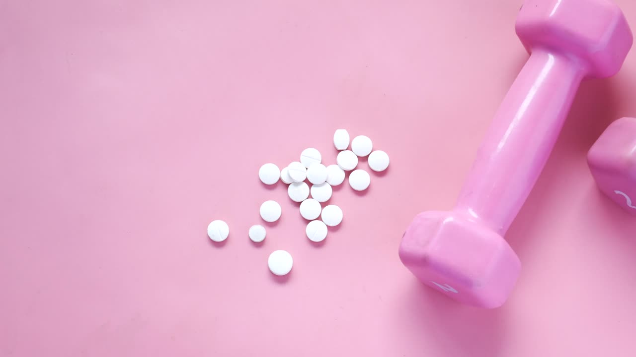 pesas rosas y pastillas blancas