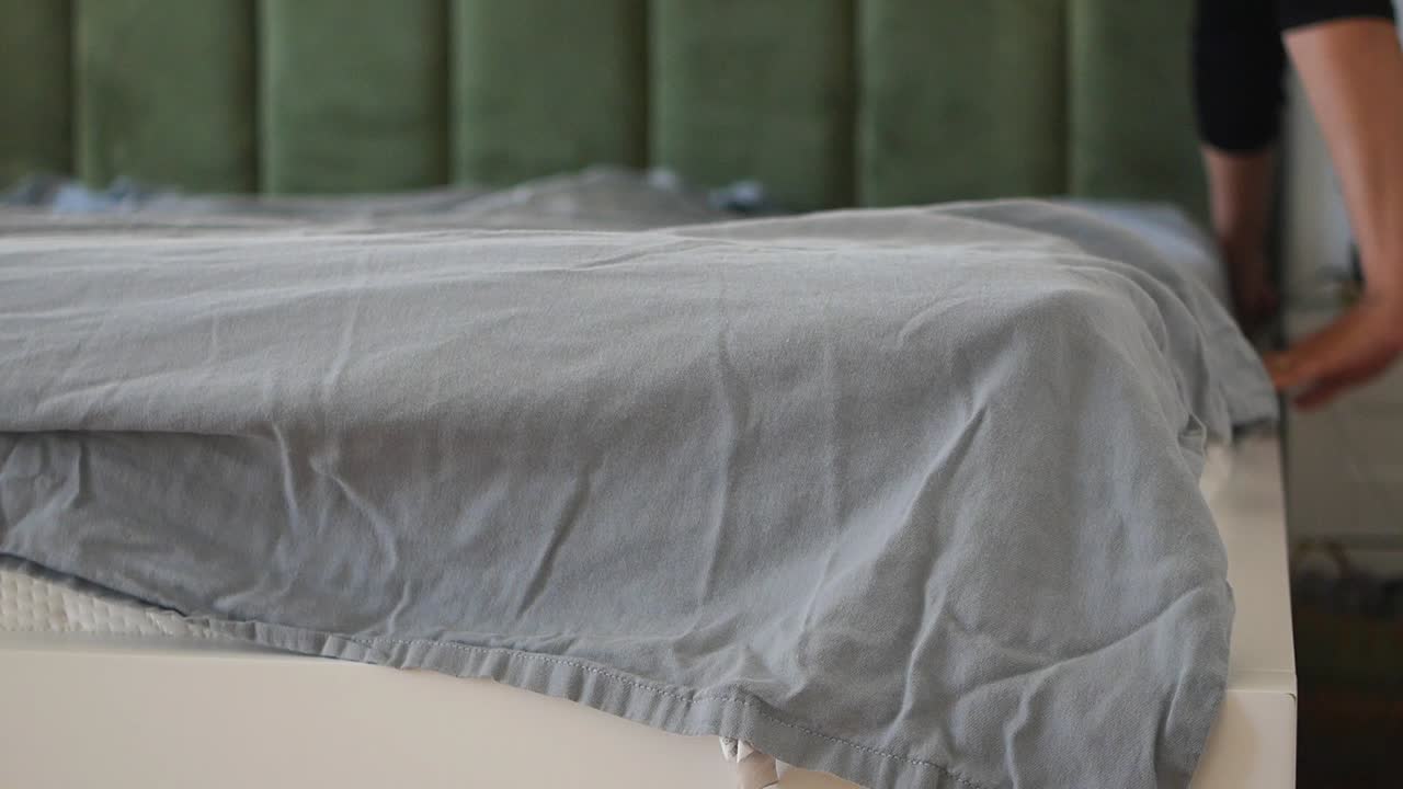 сделать постель.