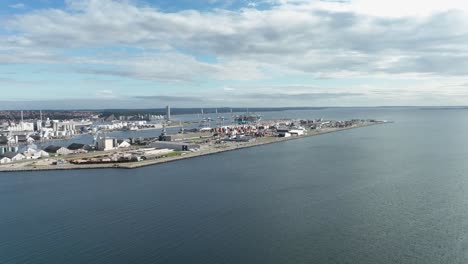 puerto de aarhus, dinamarca, con terminal de contenedores y muelle de transbordadores para los transbordadores molslinjen - vista aérea desde la costa
