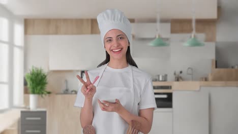 feliz mujer india chef profesional anotando la receta