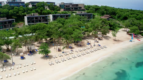 vista aérea de aviones no tripulados de un complejo turístico de vacaciones en la playa