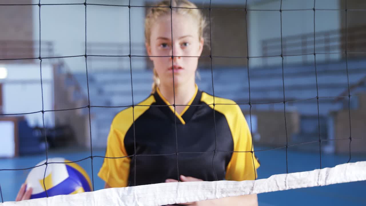 코트에서 배구 공을 들고 있는 여자 선수 4k