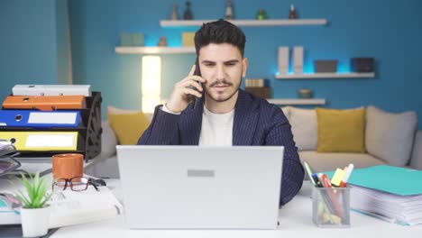 Hombre-Trabajador-De-Oficina-En-Casa-Hablando-Por-Teléfono.-Complacido.