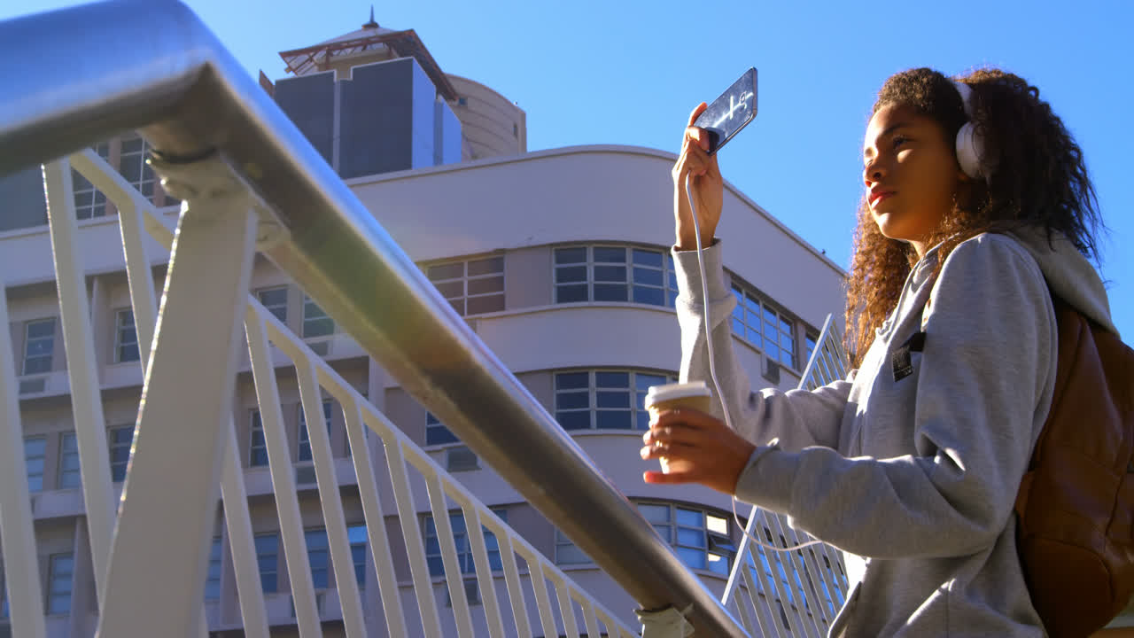 modelo femenina tomando fotos con teléfono móvil en la ciudad 4k