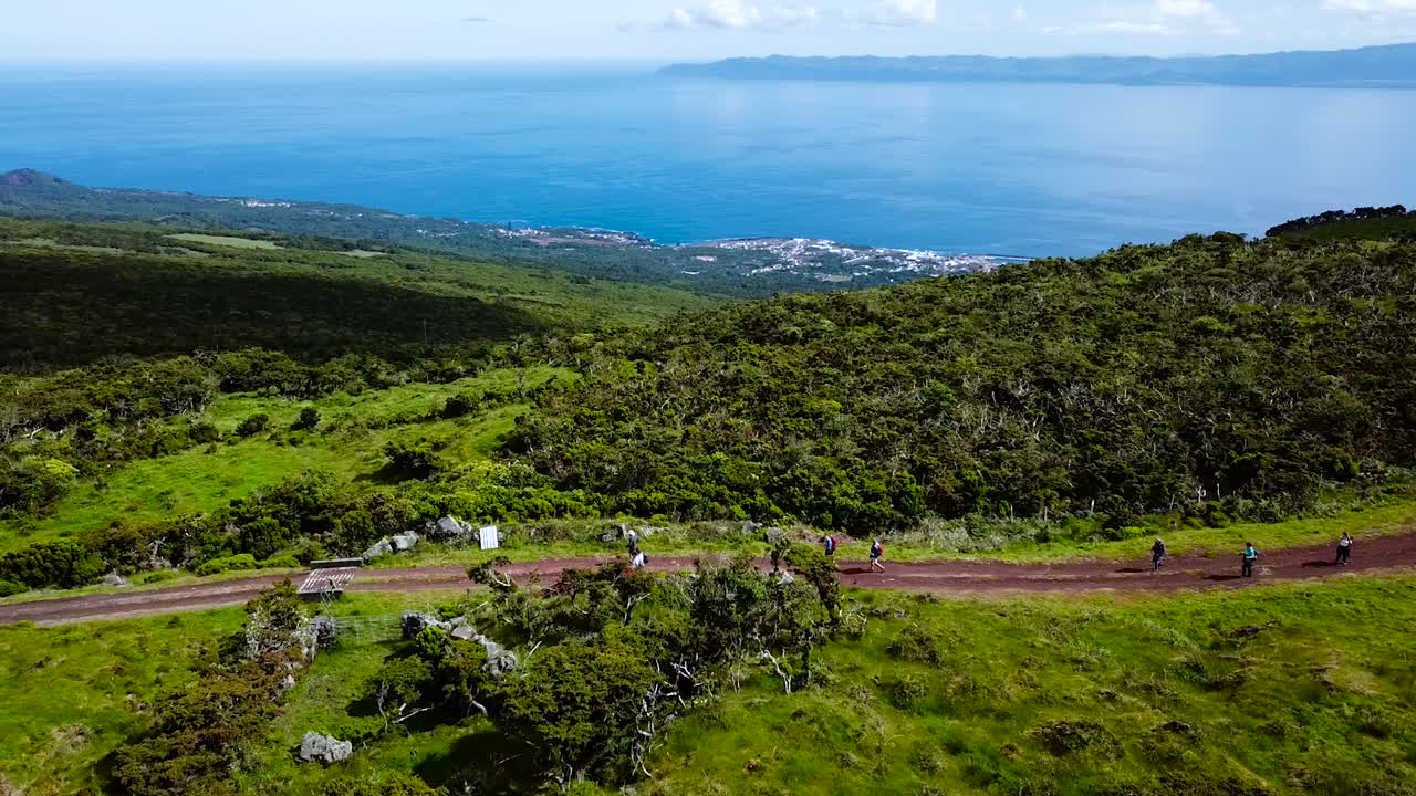 비포장도로를 걷는 사람들의 슬라이딩 샷