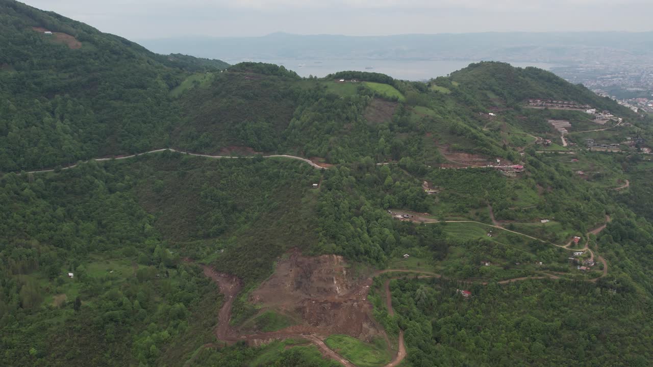 vista de drones de la naturaleza verde bosque montaña paisaje marino desde arriba con una hermosa vista, de la carretera de pico en los balcanes