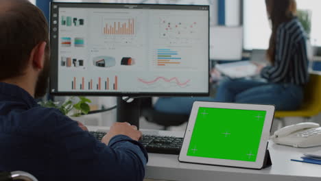 gerente paralizado analizando estadísticas mirando una tableta con pantalla aislada