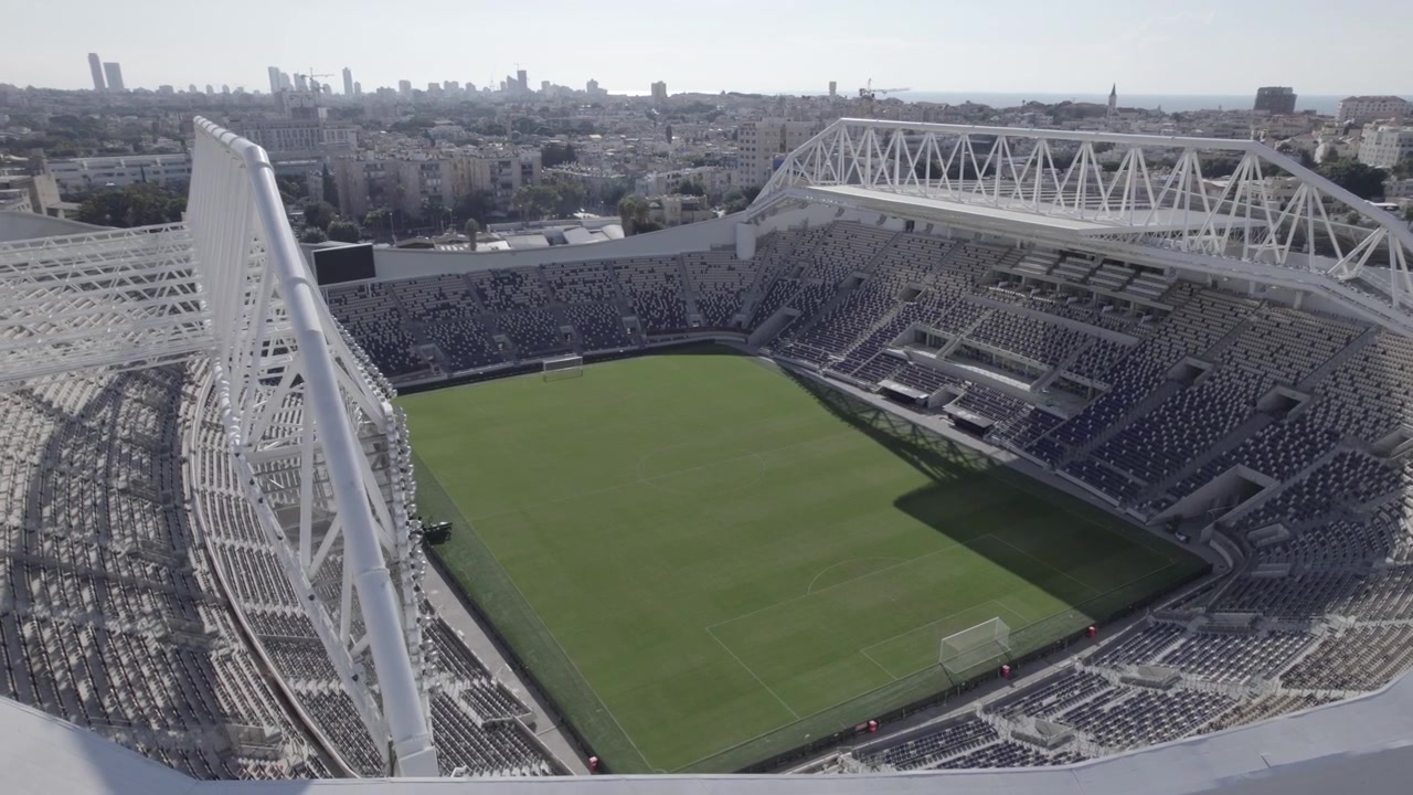 Plik surowy - Stadion piłkarski Bloomfield, niesamowita inżynieria i najdoskonalsza trawa, Jaffa, Tel Awiw. Stadion remontowany przez 3 lata, aby pomieścić 29 000 miejsc, jest domem dla trzech klubów.