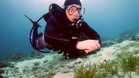 Begeisterter-Taucher,-Der-Unter-Wasser-Schwimmt-Und-Meereslebewesen-Erkundet