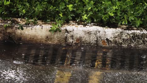 El-Drenaje-De-La-Ciudad,-Sobrecargado-Por-Las-Lluvias,-Lucha-Por-Hacer-Frente-A-Las-Inundaciones