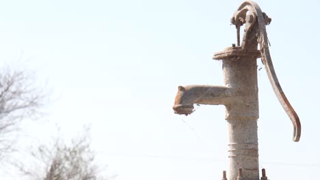 bomba de agua oxidada con telarañas en el sindh rural