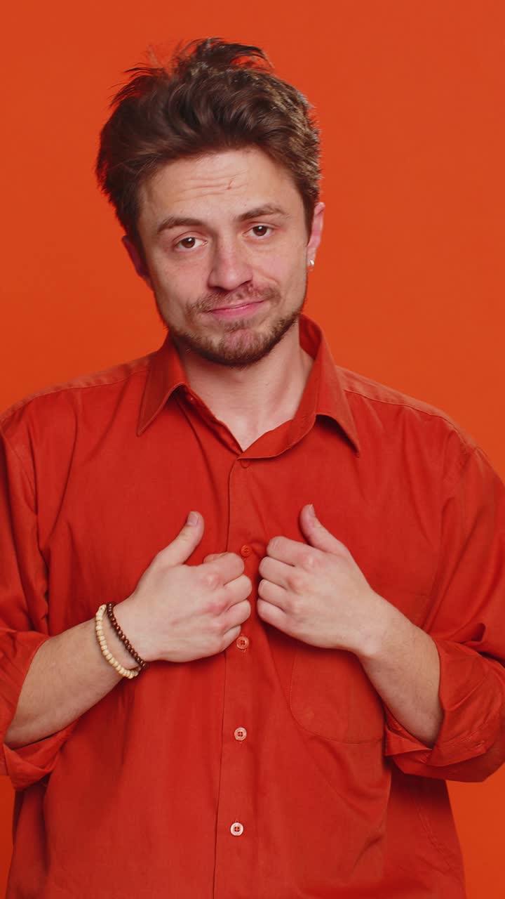 겁에 질린 젊은이가 손으로 입을 닫고 끔찍한 비밀, 믿을 수 없는 진실을 말하기를 거부한다.