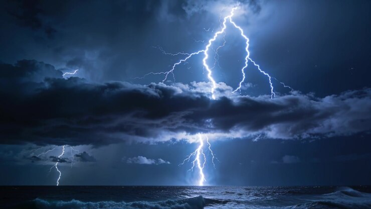 Fulmine centrale scintillante che colpisce l'oceano notturno, con un fulmine a sinistra che lampeggia, illuminando una fascia di nuvole basse e le onde.