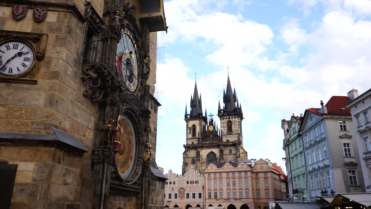 Municipio della Città Vecchia di Praga con orologio astronomico e Chiesa di Nostra Signora di Týn