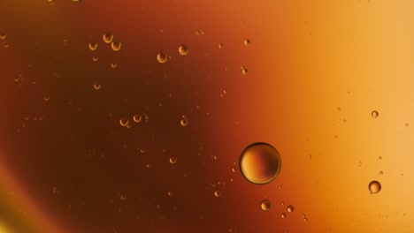 artístico colorido de gota de aceite flotando en el agua.
