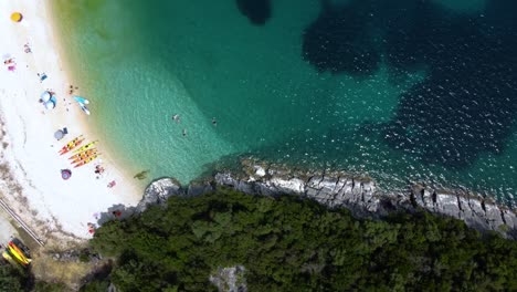 Vista-Superior-De-La-Zona-De-Deportes-Acuáticos-De-La-Playa-Mikros-Poros-Gialos,-Lefkada,-Grecia