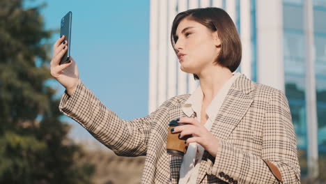 Mujer-Elegante-Usando-Un-Teléfono-Inteligente-Al-Aire-Libre.