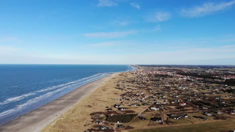 Vista-Aérea-De-La-Playa,-El-Océano-Y-Las-Casas-De-Verano-Cerca-De-Løkken-Junto-Al-Mar-Del-Norte,-Dinamarca