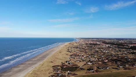 vista aérea de la playa, el océano y las casas de verano cerca de løkken junto al mar del norte, dinamarca